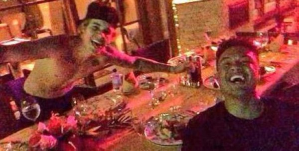 Justin Bieber rompe las reglas y celebra sus 21 años