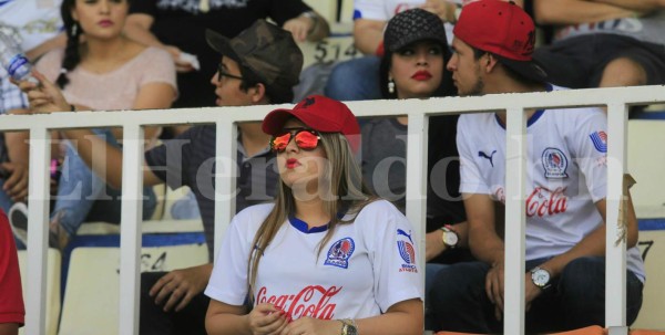 Preciosas mujeres en el clásico Olimpia-Motagua