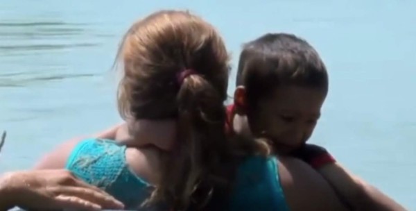 Bolsas como flotadores, la protección que usan los hondureños para cruzar el Río Bravo en EE UU