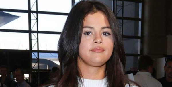 Selena Gómez luce un rostro irreconocible
