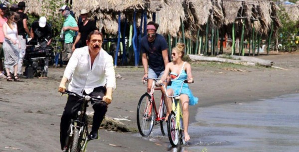 Divertidos memes de Mel Zelaya en bicicleta