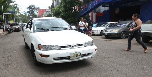 Gobierno otorga préstamos para mejorar flota de taxis
