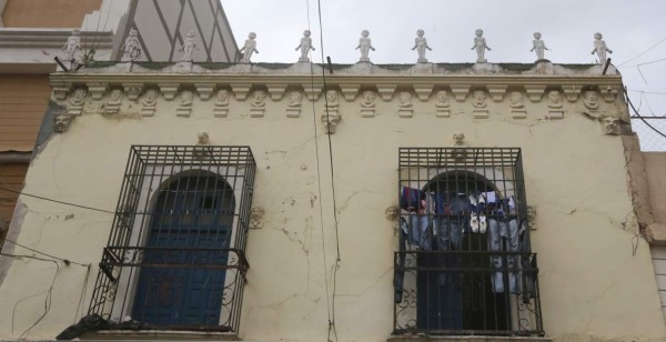 Las fachadas del centro histórico resaltan el antiguo arte escultórico