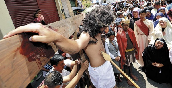 Fe y devoción de hondureños en solemne procesión del Vía Crucis