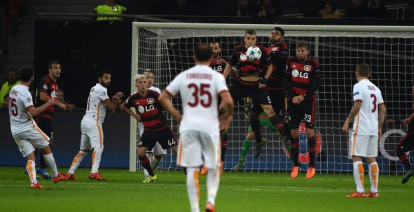 Doblete de Chicharito en empate entre Leverkusen y Roma