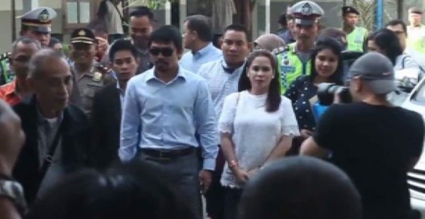 Pacquiao visita a una filipina condenada a muerte en Indonesia