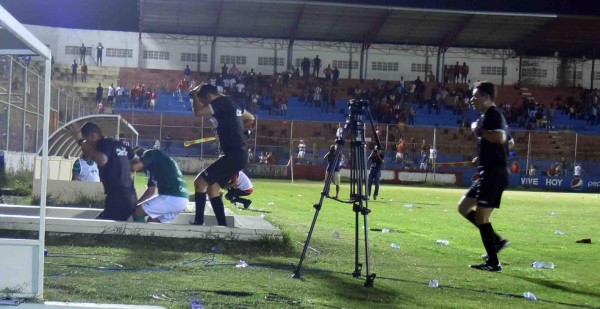Fotos de la batalla campal en La Ceiba entre jugadores de Marathón y Vida