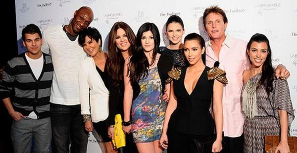 Clan Kardashian junto a Lamar Odom mientras se debate su vida
