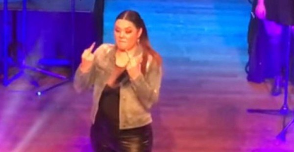 Escándalo: Yuridia le dice 'perro' a un fanático en pleno concierto