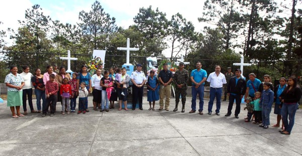 Ofrendas para conmemorar a nueve Héroes de Upare