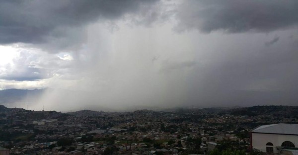 Lluvias cobran la vida de su madre: 'Media hora antes le dije que nos fuéramos de la casa”