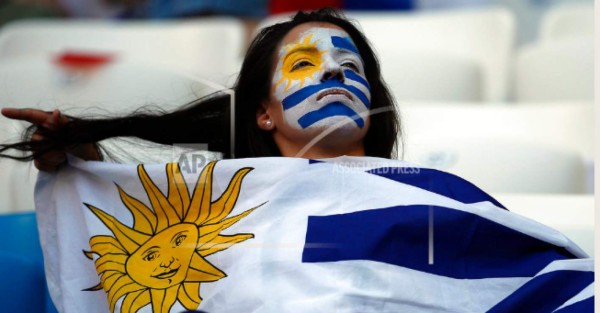 Hermosas mujeres engalanan el partido entre Uruguay contra Rusia