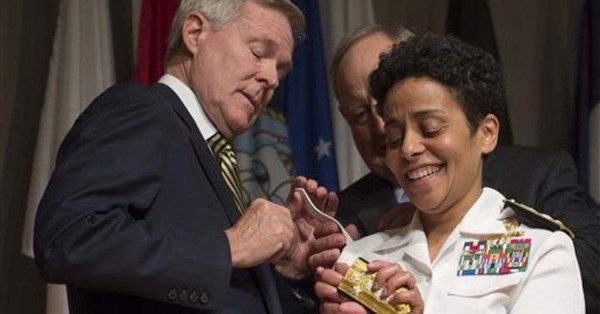Marina promociona mujer como almirante