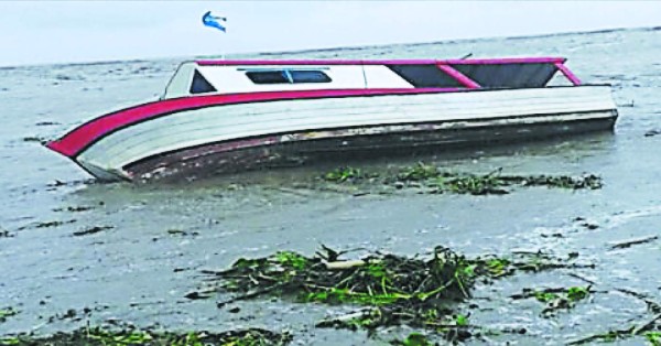 Rescatan a ocho personas que iban en lancha