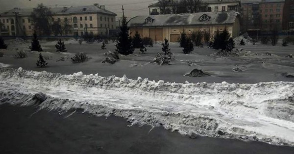 (FOTOS) Así es la extraña nieve negra o 'nieve del infierno' que cae en Rusia
