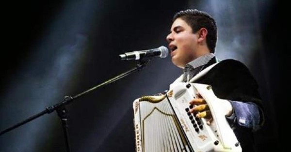Tirotean a cantante por dedicar canción a fan