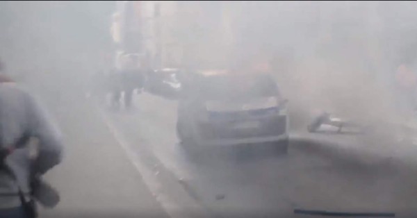 Francia: protestantes le meten fuego a patrulla con dos agentes adentro