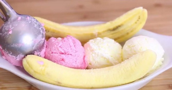 Prepara una deliciosa banana split y comparte en familia