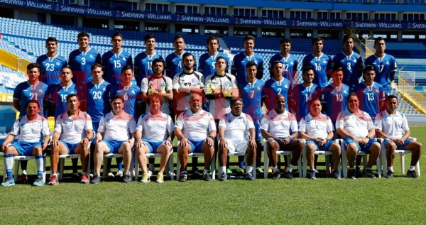 Todos los seleccionados de El Salvador junto a su técnico, Ramón 'Primitivo' Maradiaga.