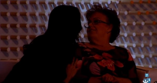 Abuela se queda dormida en televisión y le hacen una broma