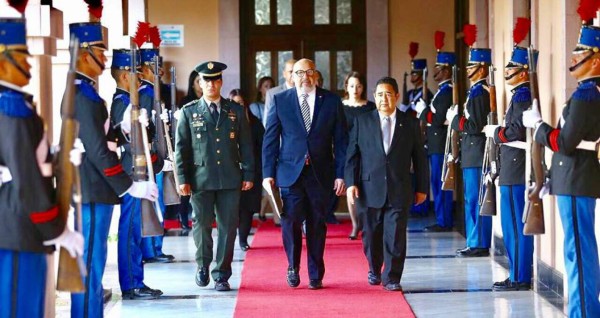 UN BRINDIS POR EL NUEVO DIPLOMáTICO