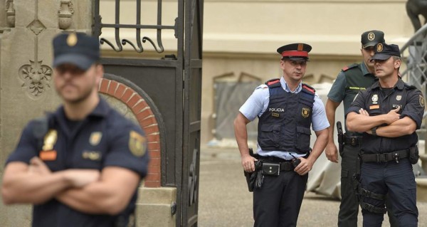 Trescientos centros de voto cerrados en Cataluña, improvisación en los demás