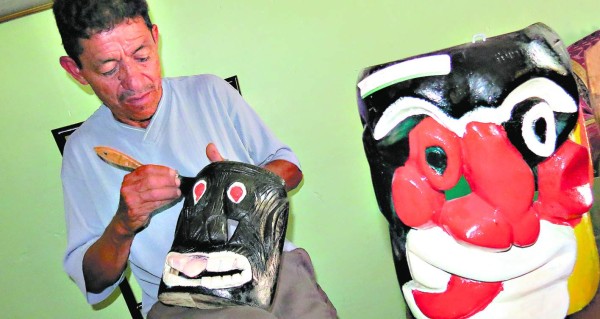 'Checho”, el artesano de las mil máscaras