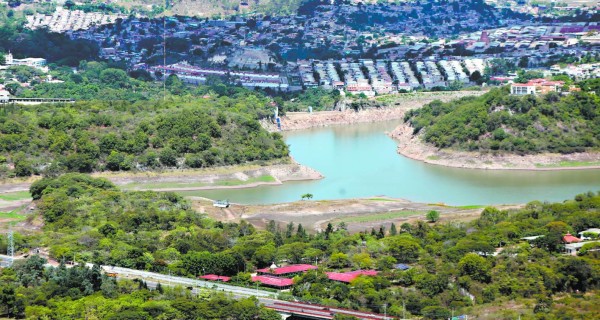 Pozos y carros cisterna son los recursos para paliar la crisis