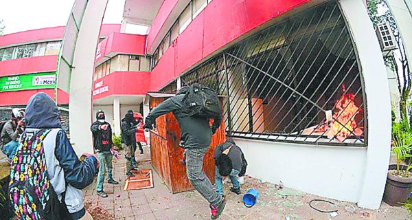 Atacan otra sede del PRI en México