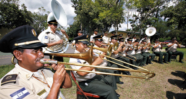 Banda marcial orgullo de las FF AA