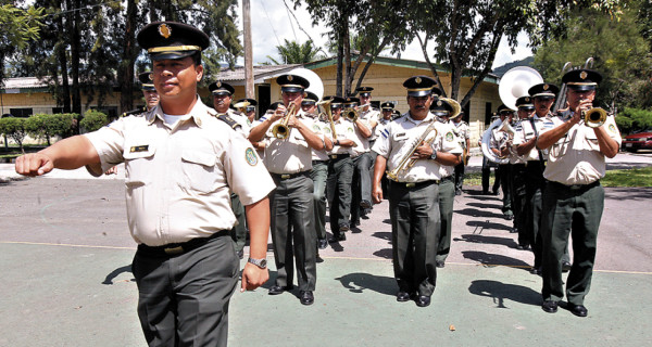 Banda marcial orgullo de las FF AA