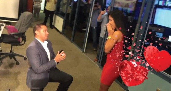 Periodista de Telemundo recibe propuesta de matrimonio en plena transmisión
