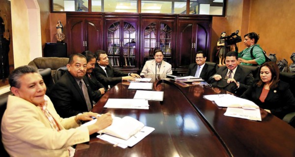 Consejo de la Judicatura presenta su renuncia al Congreso Nacional