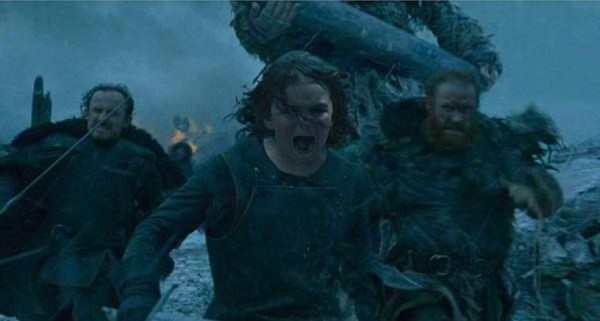 Niña corre aterrorizada de un pavo real y le hacen graciosos memes