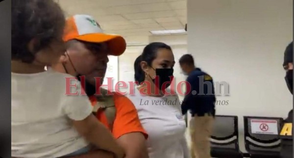Llegando de una gira política y con su hija en brazos: así fue la captura de Santos Orellana