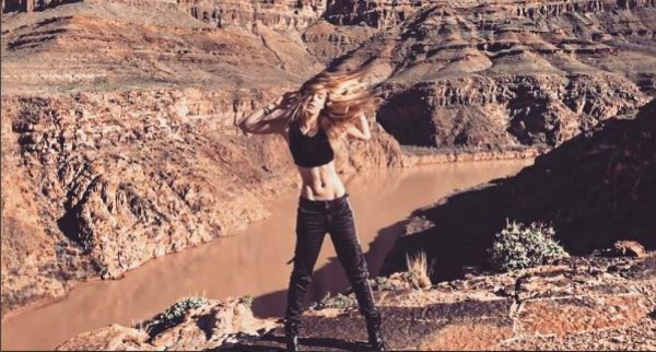 ¿Usó photoshop? Critican a Belinda por foto en la playa