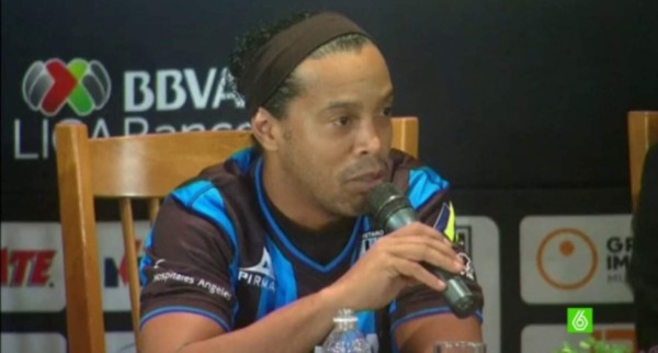 Ronaldinho pide acabar con el racismo tras ser llamado 'simio' en México