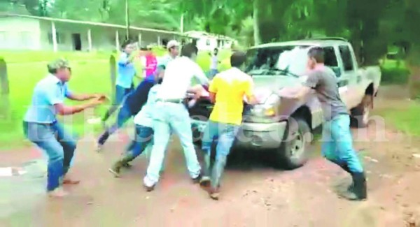 VIDEO: Con carro del Estado embisten a estudiantes de la UNA
