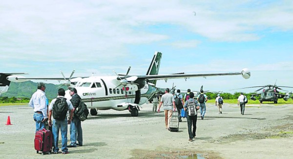Juan Orlando Hernández inaugura terminal en aeródromo de la ciudad de Choluteca