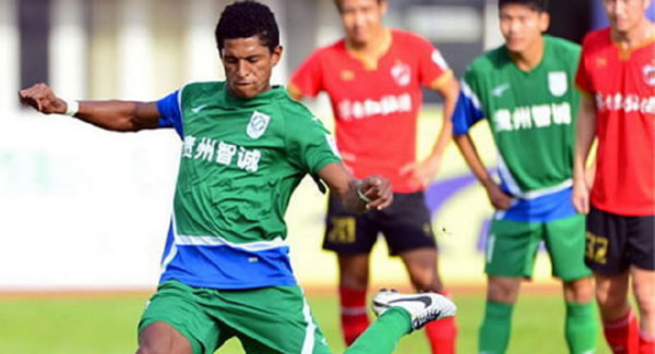 Carlo Costly anota, pero su equipo desciende a tercera