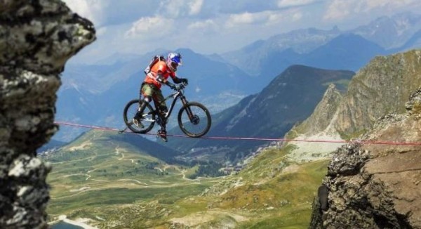 Joven logra cruzar en bicicleta los Alpes sobre una cuerda floja