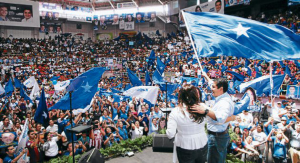 Mujeres proclaman a Juan Orlando Hernández