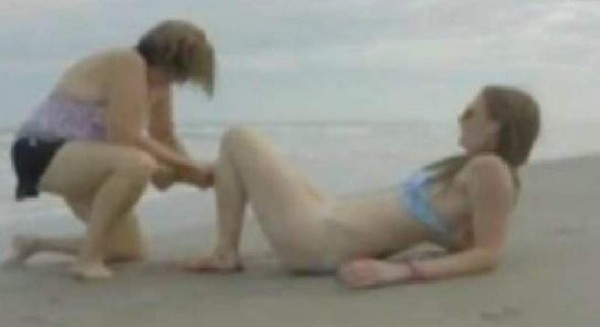 Mujer golpea a tiburón