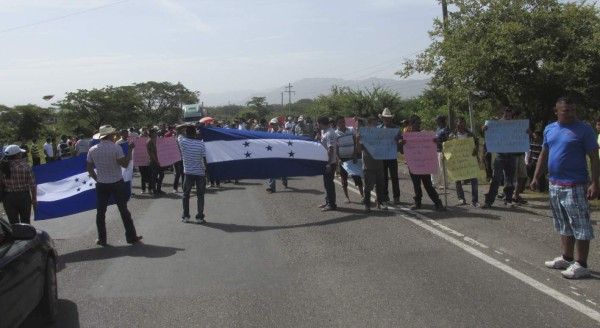 Con gases lacrimógenos desalojan a mineros que realizaban protesta