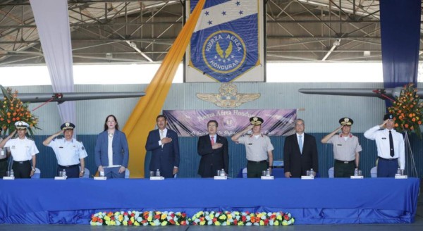 JOH tras donación de EE UU de avión y cuatro helicópteros: 'La entrega de este equipo fortalecerá la FAH'&nbsp;&nbsp;