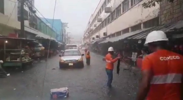 FOTOS: Postes caídos, mercados y calles inundadas, así permanecía la capital durante intensa lluvia