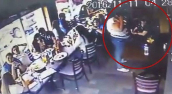 Captan a dos mujeres robando carteras en un restaurante de SPS&nbsp;