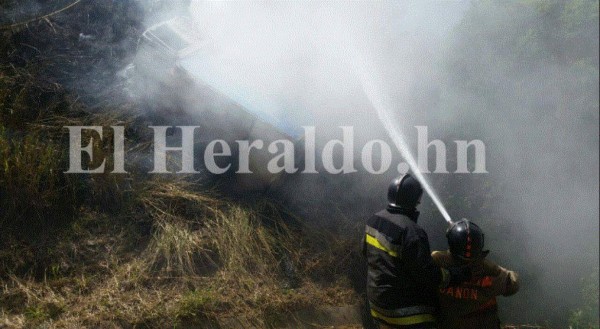 Camión cae a abismo luego que criminales le prendieran fuego en colonia Cerro Grande