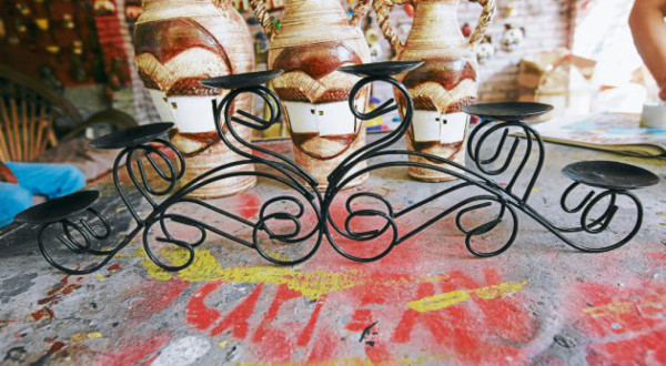 Cuero, hierro y barro transformados en artesanías