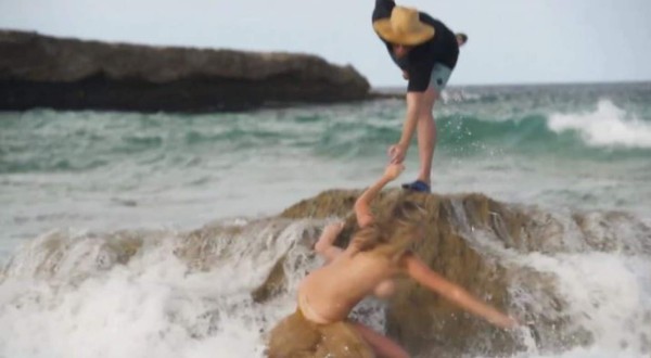 VIDEO: Kate Upton sufre aparatosa caída mientras posaba en topless